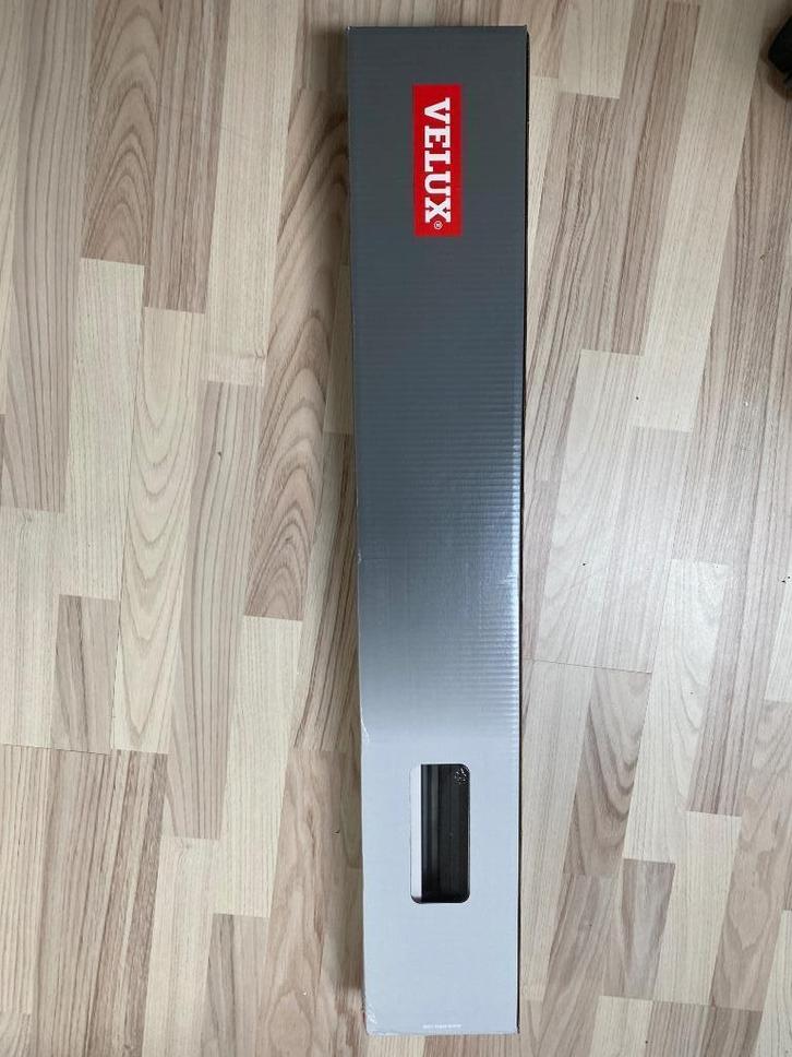 Store occultant énergie solaire Velux MK04 - NEUF, Maison & Meubles, Ameublement | Rideaux & Stores à lamelles, Neuf, 100 à 150 cm