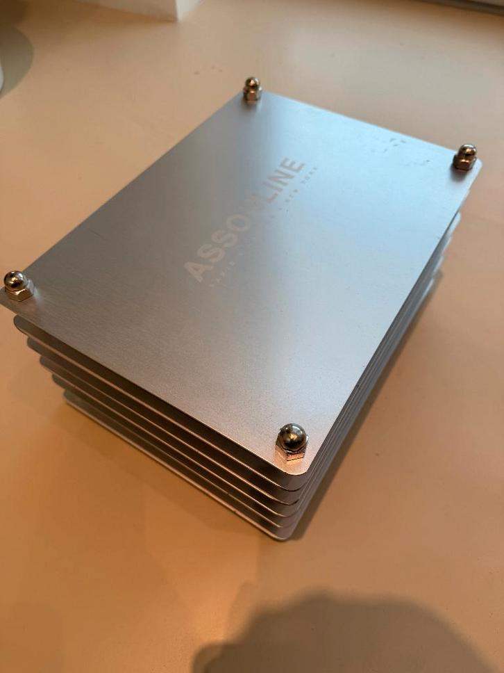 Assouline aluminium display / bookstand – US Letter formaat, Antiek en Kunst, Kunst | Designobjecten, Ophalen