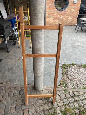 Grote houten rek in pichpine beschikbaar voor biedingen