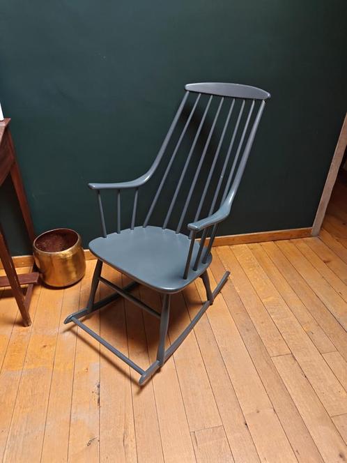 Schommelstoel Lena Larsson voor Nesto ( MOET WEG), Huis en Inrichting, Stoelen, Gebruikt, Hout, Ophalen