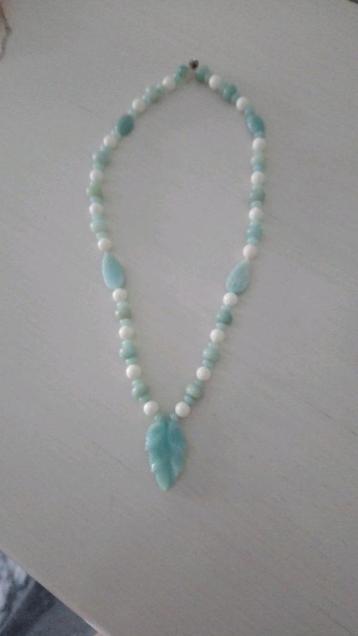 Sautoir avec feuille gravée amazonite beschikbaar voor biedingen