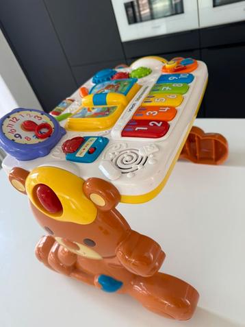 Vtech bureau / tafeltje . Frans & nederlands . Leertafel beschikbaar voor biedingen