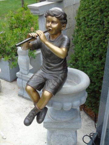 beeld van een jongen zittend met een bronzen fluit... beschikbaar voor biedingen