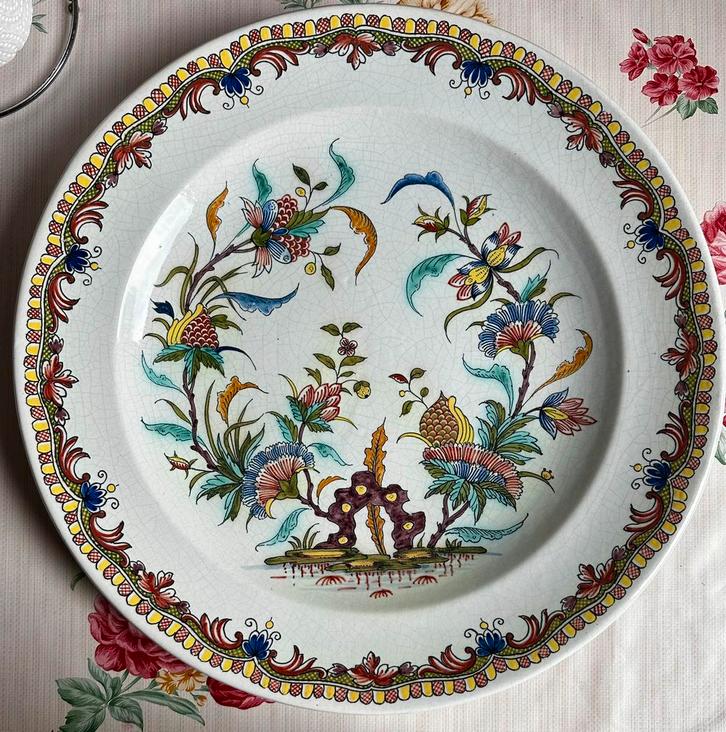 Plat polychrome Boch Chambre des peintres 39 cms, Antiek en Kunst, Antiek | Keramiek en Aardewerk, Ophalen of Verzenden