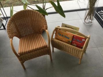 Chaise pour enfants en rotin et porte-journaux disponible aux enchères