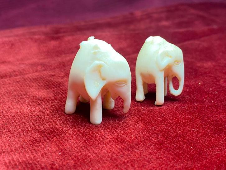 Twee Ivoor Olifantjes - 2cm, Antiek en Kunst, Antiek | Keramiek en Aardewerk, Ophalen of Verzenden