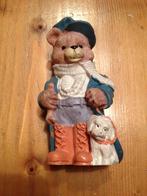 Beeld van aangeklede beer met kleine hond., Ophalen of Verzenden, Zo goed als nieuw, Dier