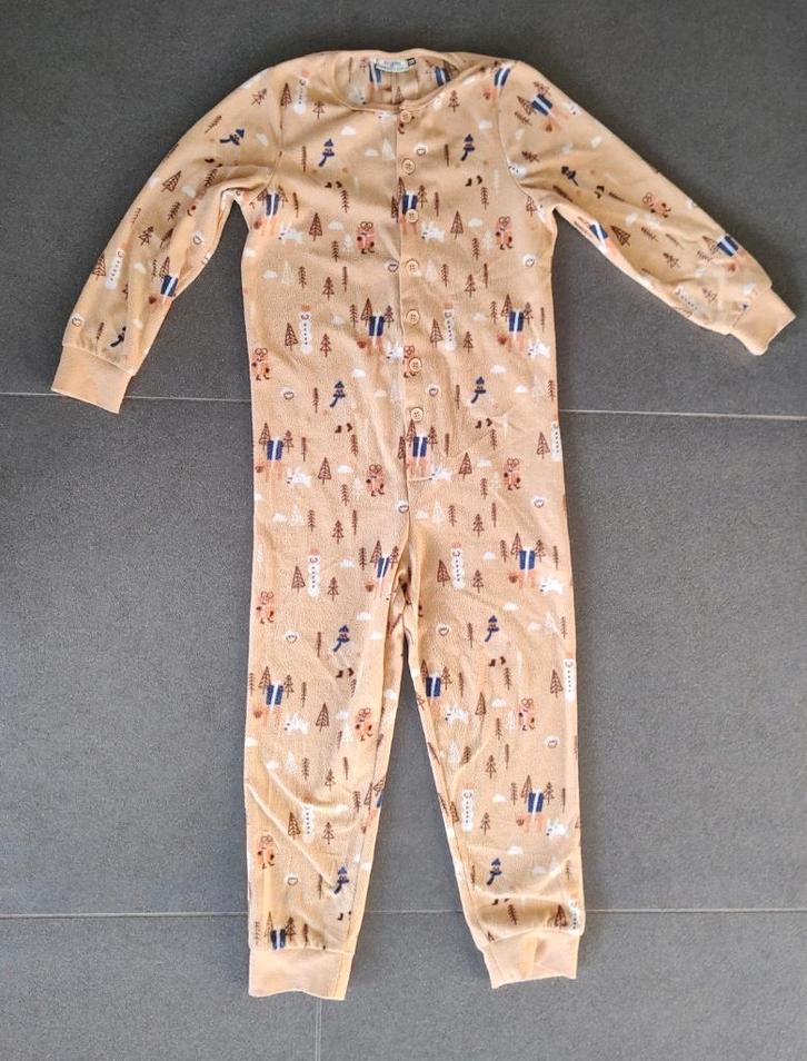 Mooie dunne beige fleece onesie, maat 128, Kinderen en Baby's, Kinderkleding | Maat 128, Zo goed als nieuw, Jongen of Meisje, Nacht- of Onderkleding