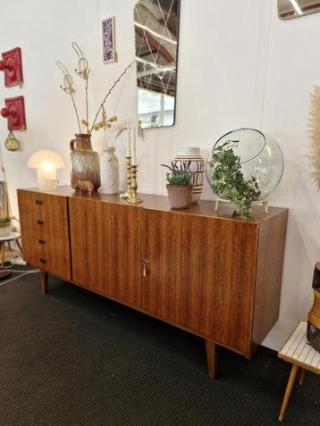 Vintage sideboard / dressoir teak zwarte greepjes beschikbaar voor biedingen