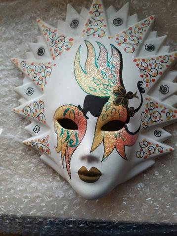 Masque vénitien en porcelaine
