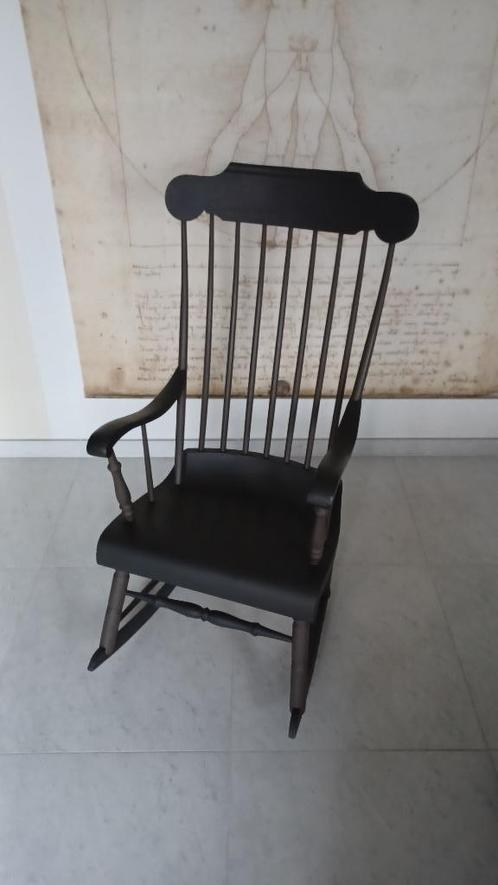 prachtige schommelstoel in  notenhout, Huis en Inrichting, Stoelen, Gebruikt, Eén, Hout, Grijs, Ophalen
