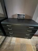 Zwart dressoir met 4 laden — bijpassende kledingkast, Huis en Inrichting, Ophalen, Zo goed als nieuw