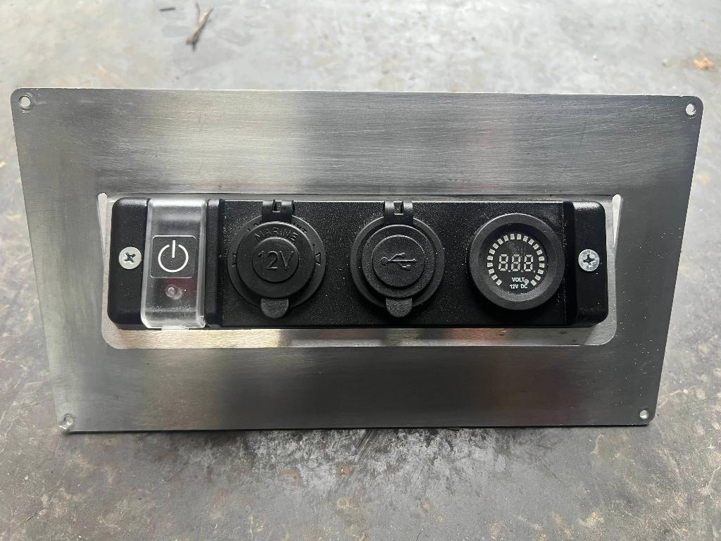 Ports USB, port 12V, voyant de charge batterie, interrupteur, Caravanes & Camping, Camping-car Accessoires, Utilisé, Enlèvement ou Envoi