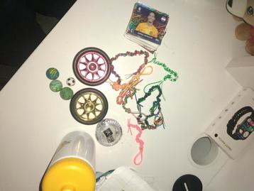 Handbanden en jojo met licht, panini karten,stuiter ballen, Tickets & Billets