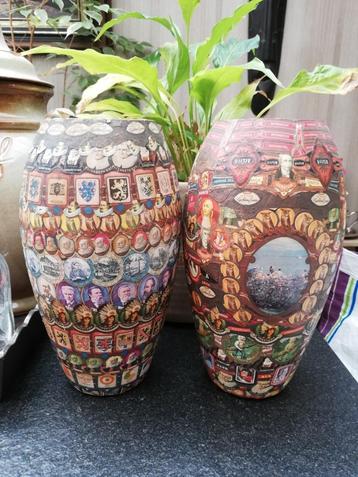2 vintage vazen met sigarenbandjes. beschikbaar voor biedingen