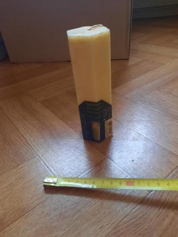 nieuwe speciale mooie beige hoekige kaars beschikbaar voor biedingen