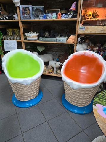 Ijstafel en 2 stoelen beschikbaar voor biedingen