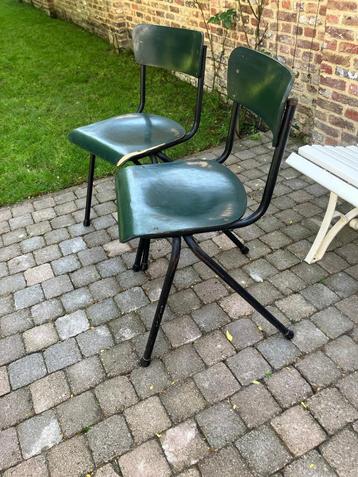 Vintage schoolstoelen beschikbaar voor biedingen
