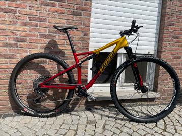 Specialized fully Epic carbon maat medium mountainbike.