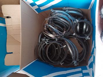 Lot pijp/buisbeugels en slangklemmen beschikbaar voor biedingen