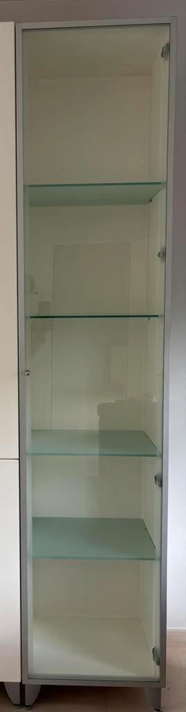 Vitrine kast Hülsta H223 cm B48 cm D40 cm beschikbaar voor biedingen