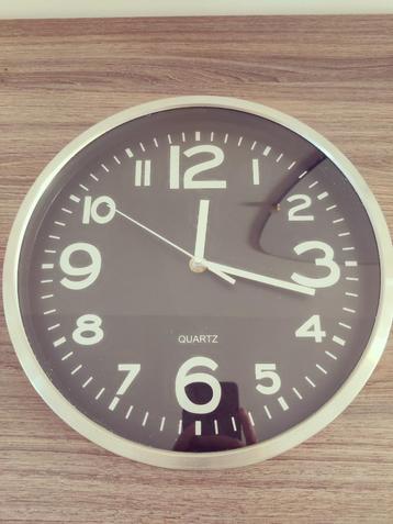 Ronde klok 29 cm diameter beschikbaar voor biedingen