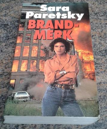 2 Boeken - Sara Paretsky - Brandmerk & Bittere Pil - € 1/b beschikbaar voor biedingen