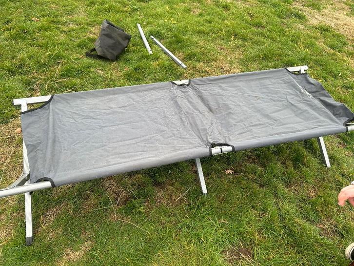 Twee opbouw bedden  veldbed  camping of kamp, Caravans en Kamperen, Kampeeraccessoires, Zo goed als nieuw, Ophalen