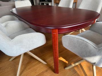 Uitschuifbare eettafel hout roodbruin gekleurd hout beschikbaar voor biedingen