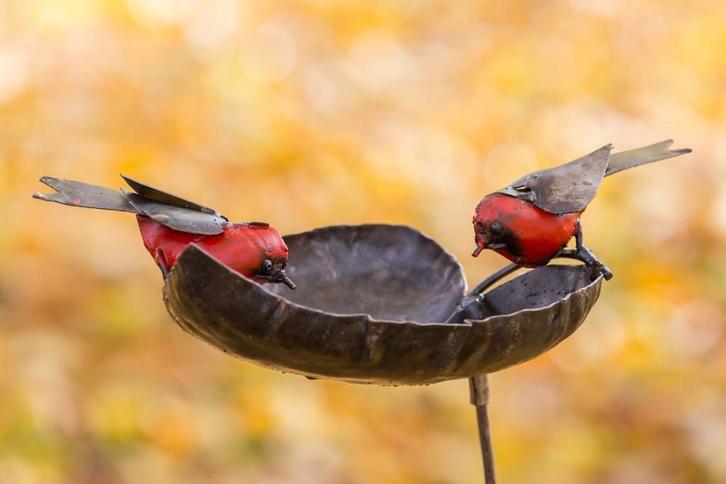 vogeldrink op staaf met twee roodborsten, Tuin en Terras, Tuinbeelden, Nieuw, Dierenbeeld, Metaal, Ophalen of Verzenden