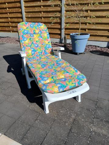 2 comfortabele ligbedden met luxe kussens beschikbaar voor biedingen