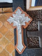 Vintage Wandkruisbeeld | Metalen Corpus op Houten Basis, Antiek en Kunst, Antiek | Religieuze voorwerpen, Ophalen