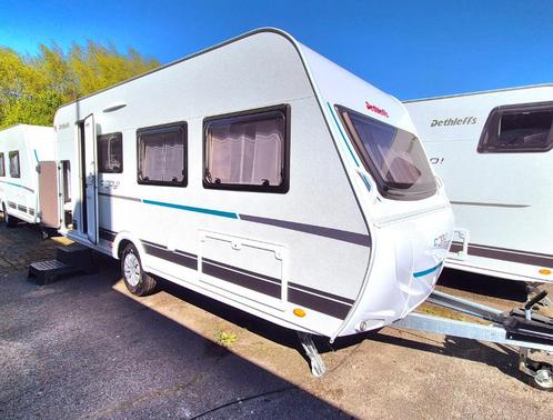 Dethleffs C'Joy 480 QLK – Compact, Licht en Ruim!, Caravans en Kamperen, Caravans, Bedrijf, tot en met 6, 750 - 1000 kg, Treinzit