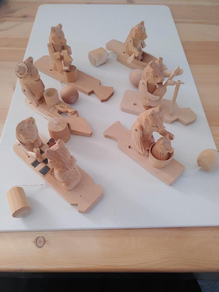 Russische beer in hout gesneden - handmechaniek, Verzamelen, Beren en Cherished Teddies, Ophalen of Verzenden
