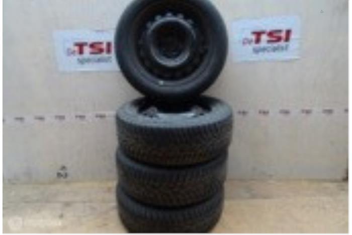 Kit jantes + pneus d'hivers d'un Volkswagen Passat, Autos : Pièces & Accessoires, Pneus & Jantes, Véhicule de tourisme, Utilisé