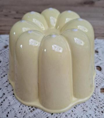 Brocante lichtgele puddingvorm beschikbaar voor biedingen