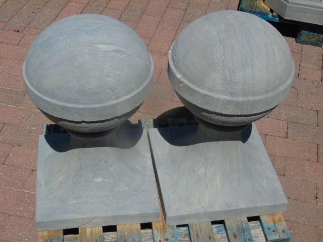 zuil of pilasterkop in blauwe steen, platte bal, Tuin en Terras, Tuinwanddecoratie, Nieuw, Ophalen of Verzenden