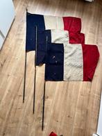 3 oude Franse vlaggen aan stok, Ophalen