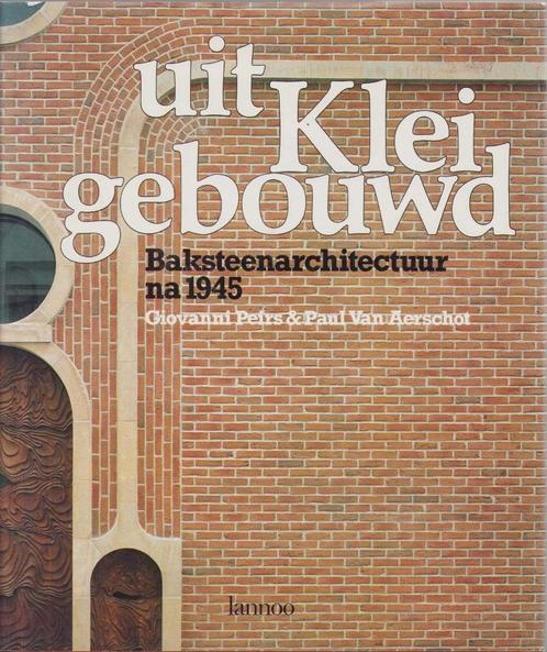 Uit klei gebouwd. Baksteenarchitectuur na 1945, Boeken, Kunst en Cultuur | Architectuur, Zo goed als nieuw, Architectuur algemeen