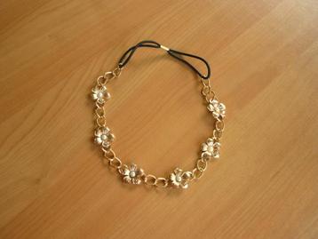 Goudkleurige haarband ketting met bloemen en witte parel beschikbaar voor biedingen