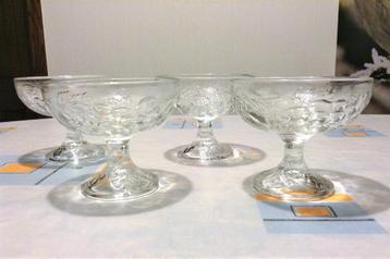 4 vintage dessert- of ijscoupes coupes op voet  beschikbaar voor biedingen