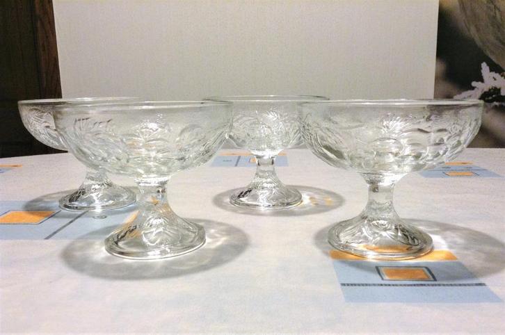 4 vintage dessert- of ijscoupes coupes op voet, Huis en Inrichting, Keuken | Servies, Zo goed als nieuw, Glas of Glazen, Overige stijlen