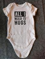 Romper 'all I need is hugs' - maat 80, Comme neuf, Vêtements de nuit ou Sous-vêtements, Garçon, Enlèvement ou Envoi