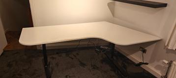 Hoekbureau met in hoogte verstelbaar onderstel beschikbaar voor biedingen