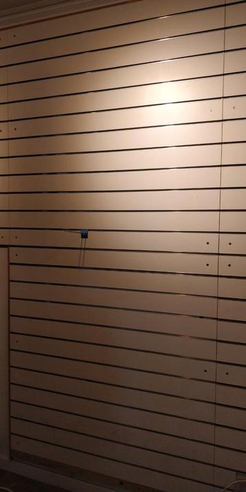 Wandpanelen met haken/lamelpanelen beschikbaar voor biedingen