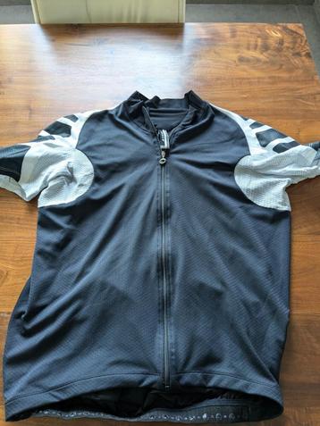 Wielerkledij Assos-Castelli en meer beschikbaar voor biedingen