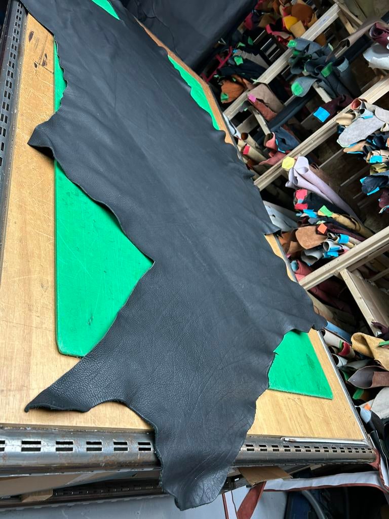 Zwarte kleur zware  leer lap 3-3,5 mm dikte soepel A-56, Hobby en Vrije tijd, Stoffen en Lappen, Ophalen of Verzenden