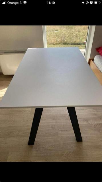 Eettafel beschikbaar voor biedingen