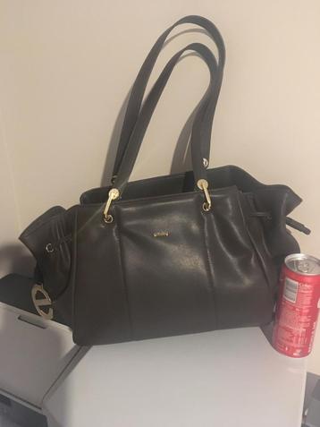 Nieuwe handtas Emmy beschikbaar voor biedingen