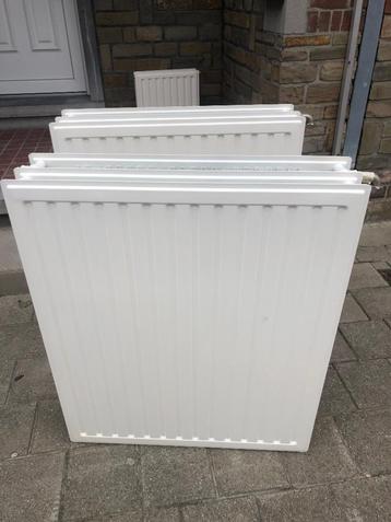 3 radiatoren met ophangbeugels  beschikbaar voor biedingen